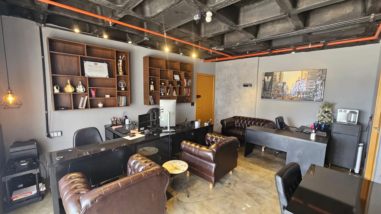 Sala administrativa com biblioteca jurídica e diploma