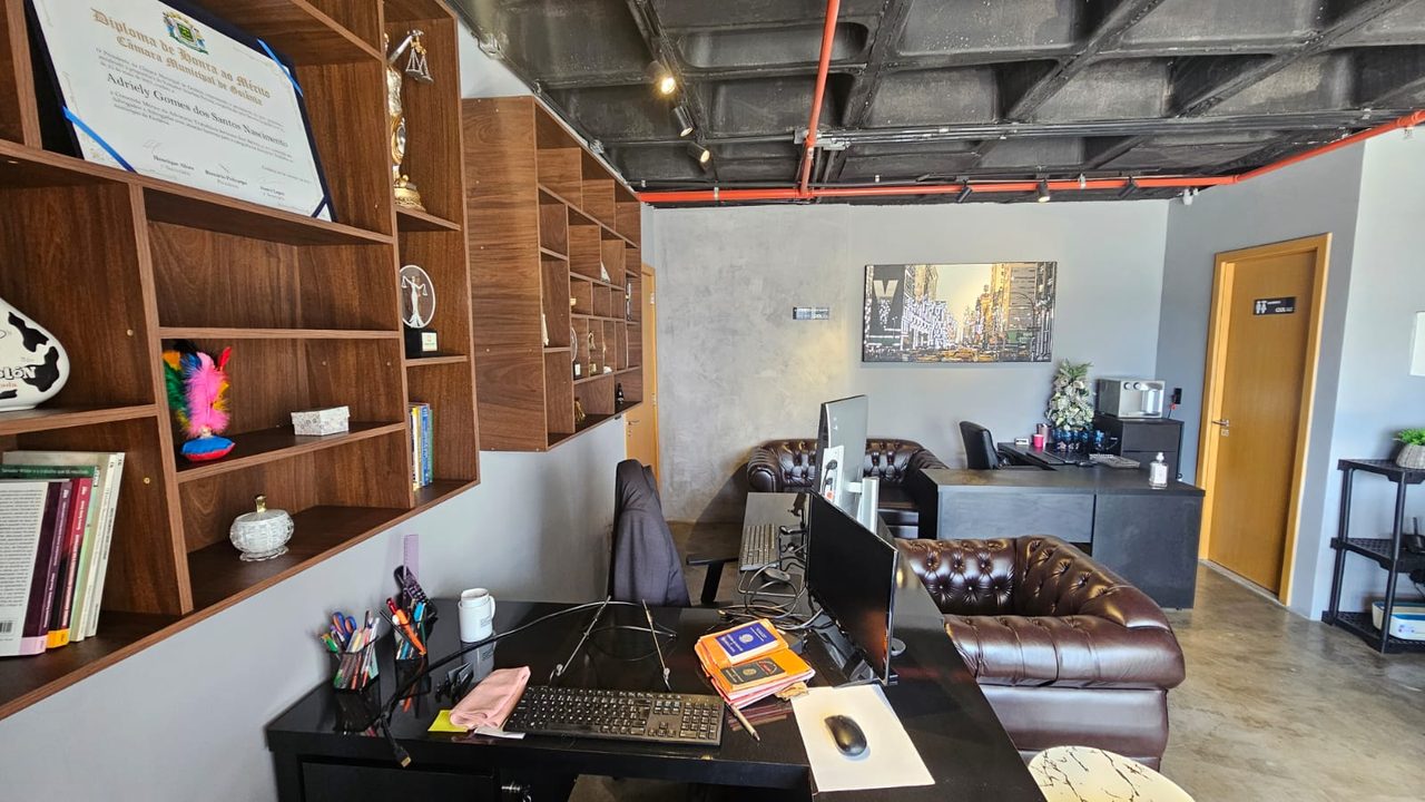 Sala dos advogados com estantes, troféus e ambiente para reuniões privadas